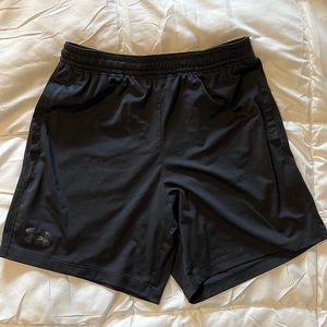 Under armour black 7” raid shorts large